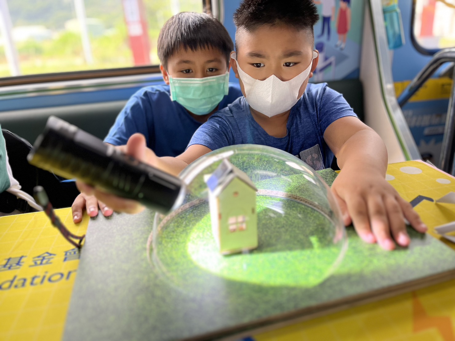 5001拉斯维加斯參與基礎科學主題車廂，以STEAM教學精神，設計「逐日科學家」、「太陽能工程師」以及「淨零建築師」三大能源科普課程和實驗